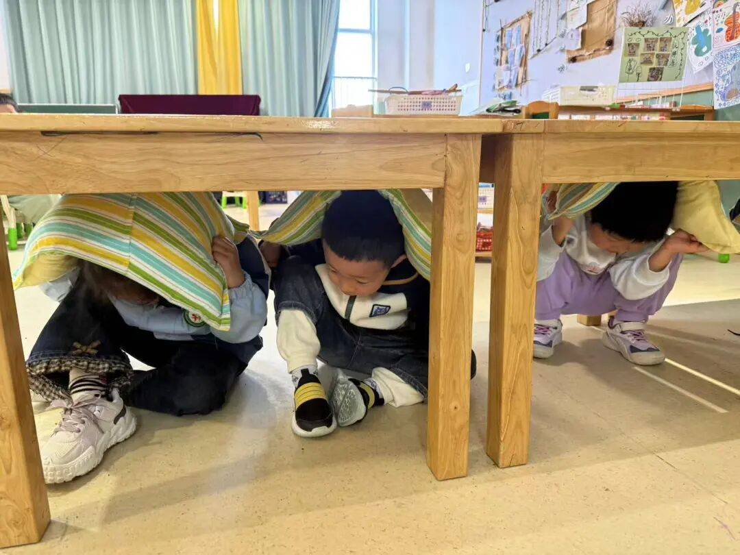 在撤离过程中,老师们各尽其责,坚守岗位,确保每位幼儿安全撤离