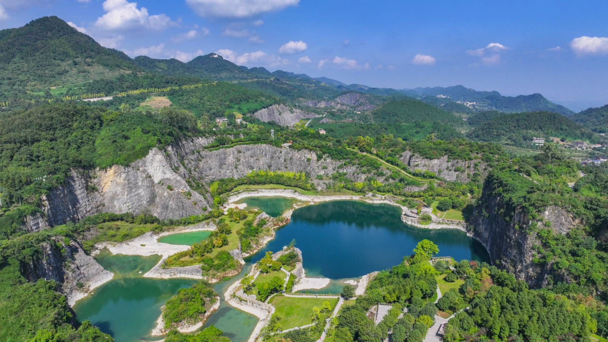 镜鉴|定格美丽重庆:矿山秋韵浓 游人醉其