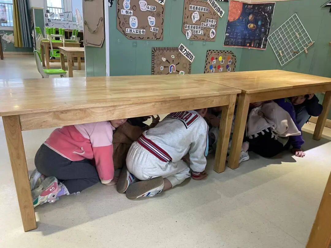 在撤离过程中,老师们各尽其责,坚守岗位,确保每位幼儿安全撤离