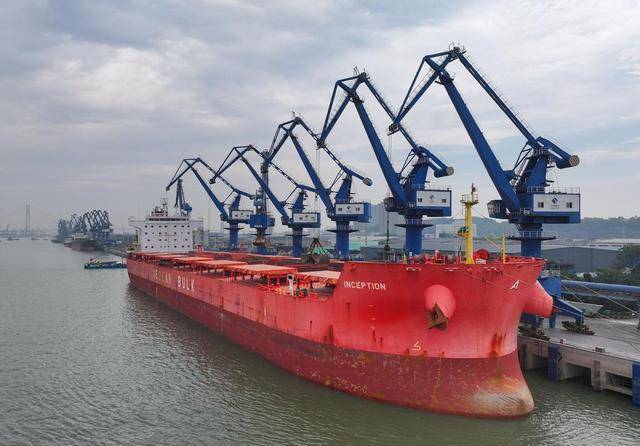 中企刚买4船美豆,特朗普又变卦,下架大批中货,不准中违约