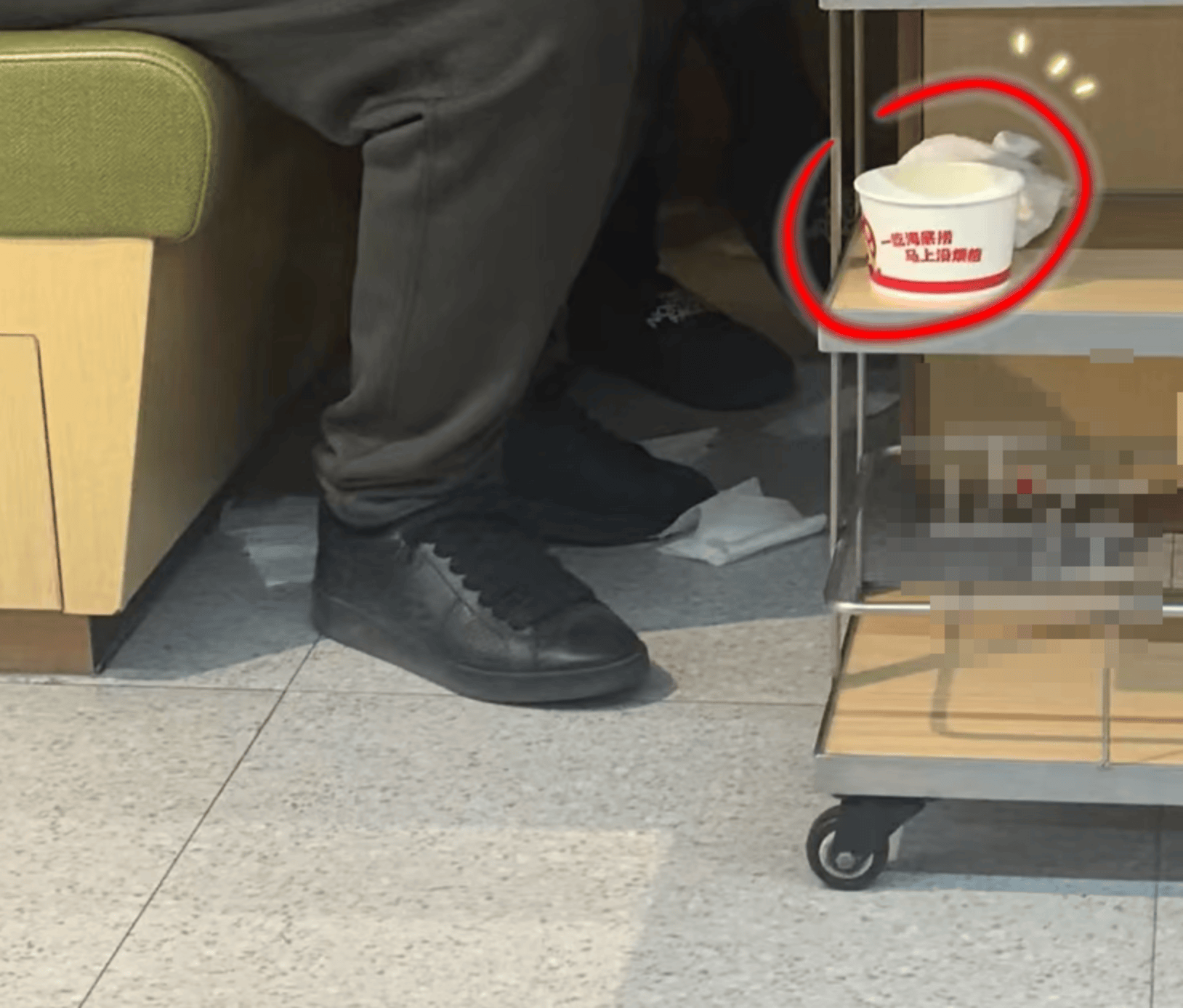 家长在海底捞用纸碗给孩子接小便，邻桌投诉有异味，海底捞回应：涉事区域已消毒