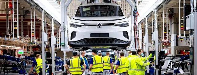 德国制造神话崩塌？大众汽车巨亏百亿，芯片断供危机逼停工厂