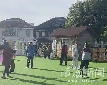 多名老人闯入幼儿园练剑健身，园方无奈报警：撬锁进来的