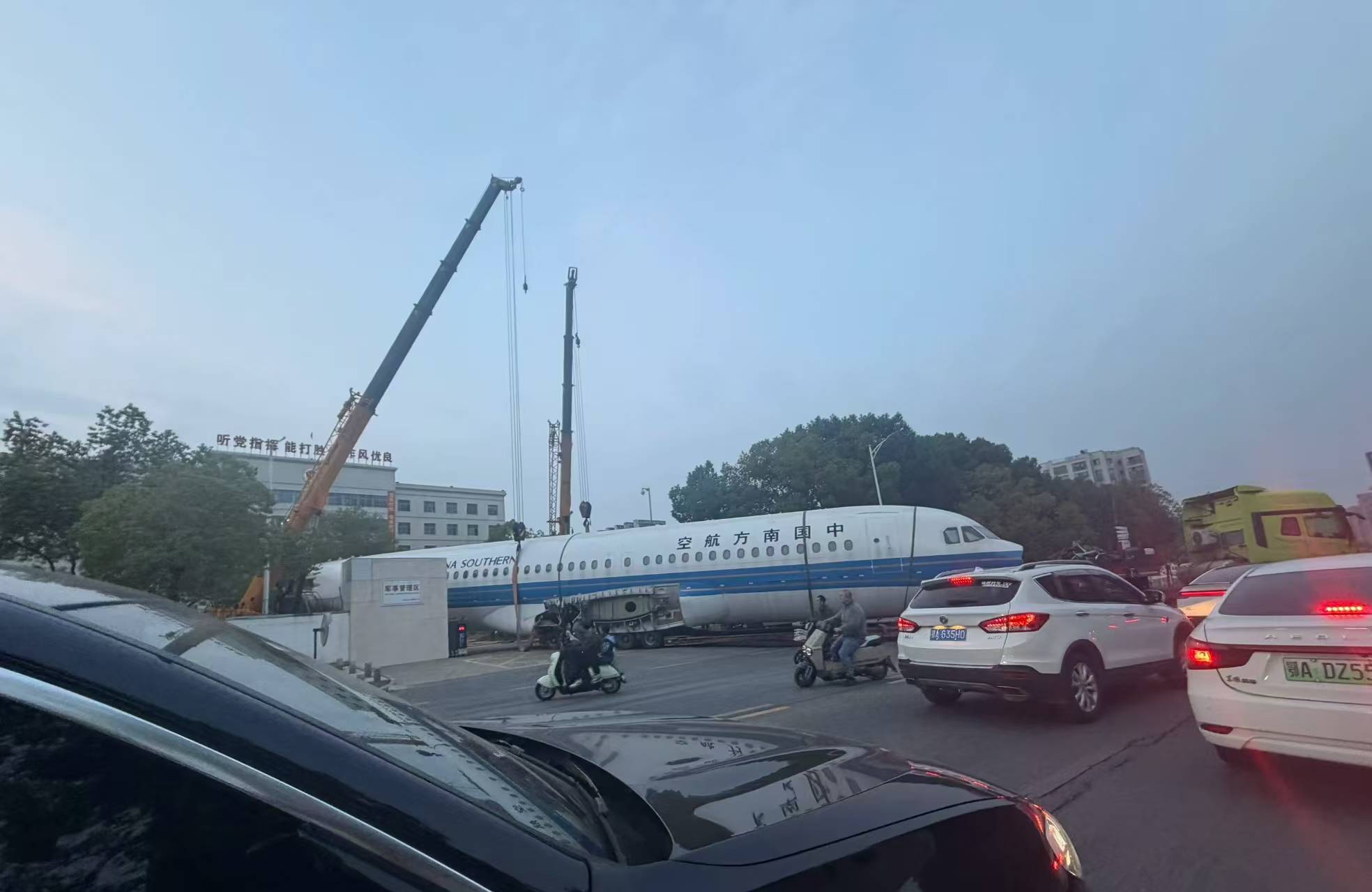 武汉大马路上有架飞机!当地:正常拖运,“不会平白无故在路上跑”