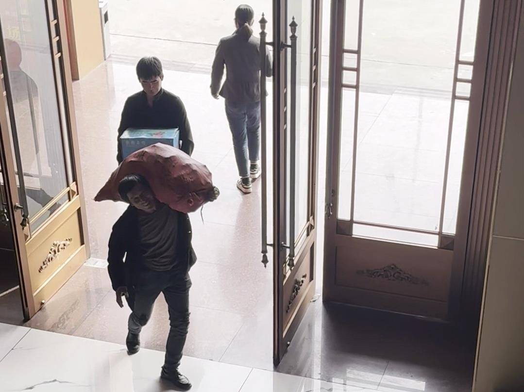 农贸市场员工买了3万斤滞销白菜,受助农民连续13年送土特产上门感谢 农贸市场员工买了3万斤滞销白菜,受助农民连续13年送土特产上门感谢