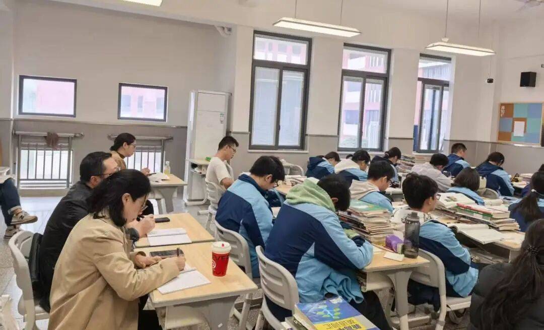 随堂问诊,助力备考!大渡口区教研员深入重庆三十七中高三课堂