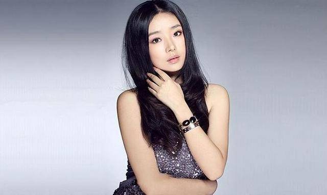 曾被张艺谋力捧,火后与富豪卷款61亿逃亡