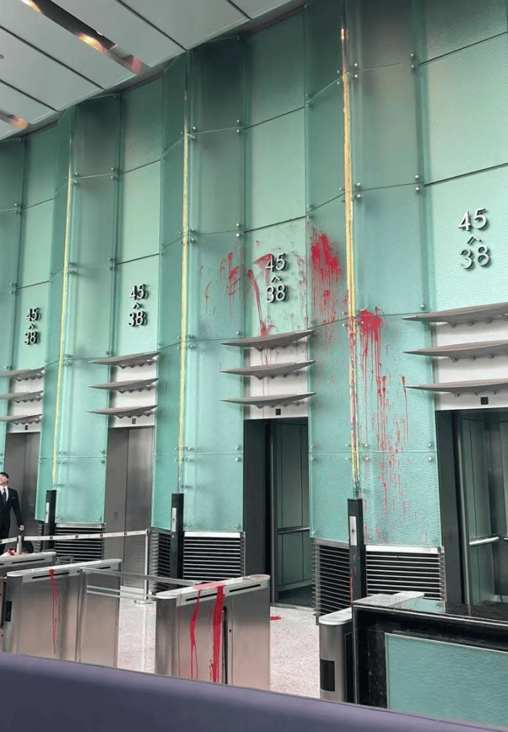 男子求见李嘉诚被拒,大闹长江集团中心:泼红漆、打伤保安被逮捕 男子求见李嘉诚被拒,大闹长江集团中心:泼红漆、打伤保安被逮捕