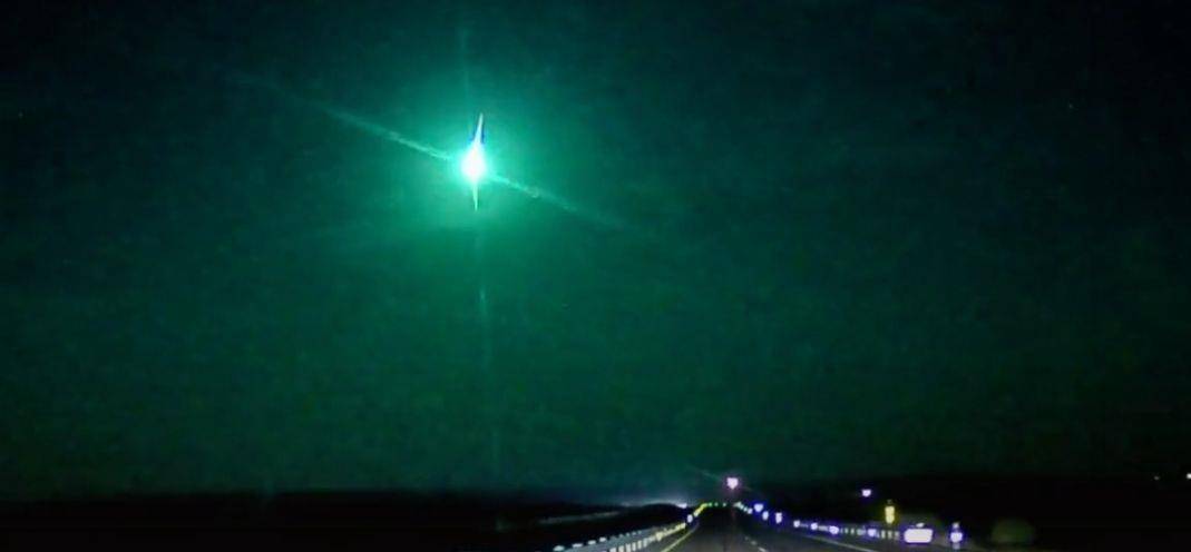 宁夏内蒙多地夜空现不明飞行物，目击者称发绿光且速度极快，专家：可能是一颗流星体