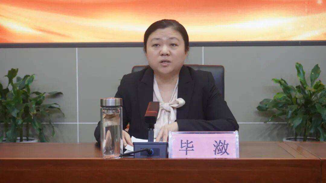 县政府副县长毕潋在兴国三中上思政课