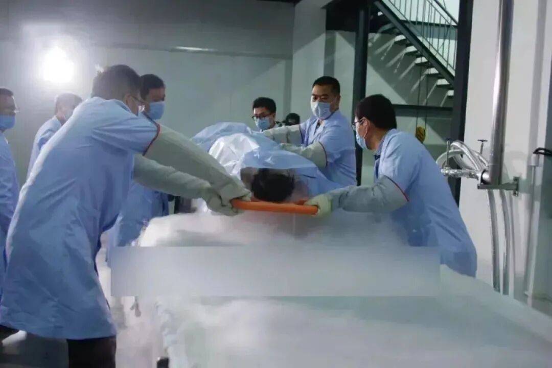 中国首例冷冻人已“沉睡”8年,仍在-196℃液氮罐中,丈夫对其复活信心逐渐减弱,与新女友同居5年,但家中还保留妻子照片和物品