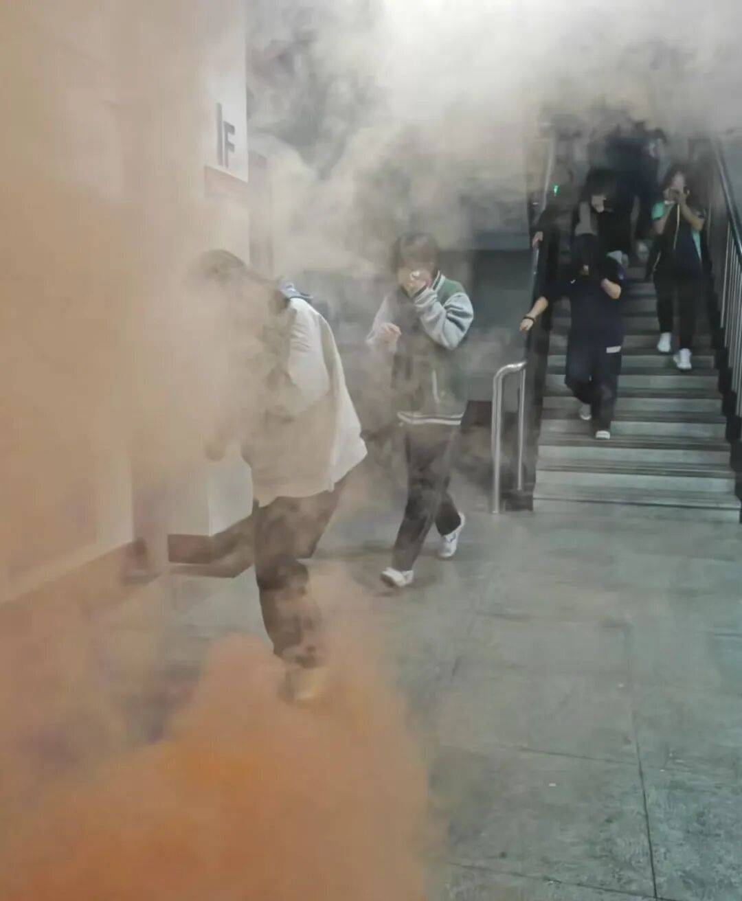 湿毛巾按照分层疏散错峰下楼的原则沿着公寓楼安全通道有序撤离