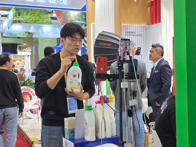 第八届进博会丨记者手记:当进博会遇上直播 第八届进博会丨记者手记:当进博会遇上直播