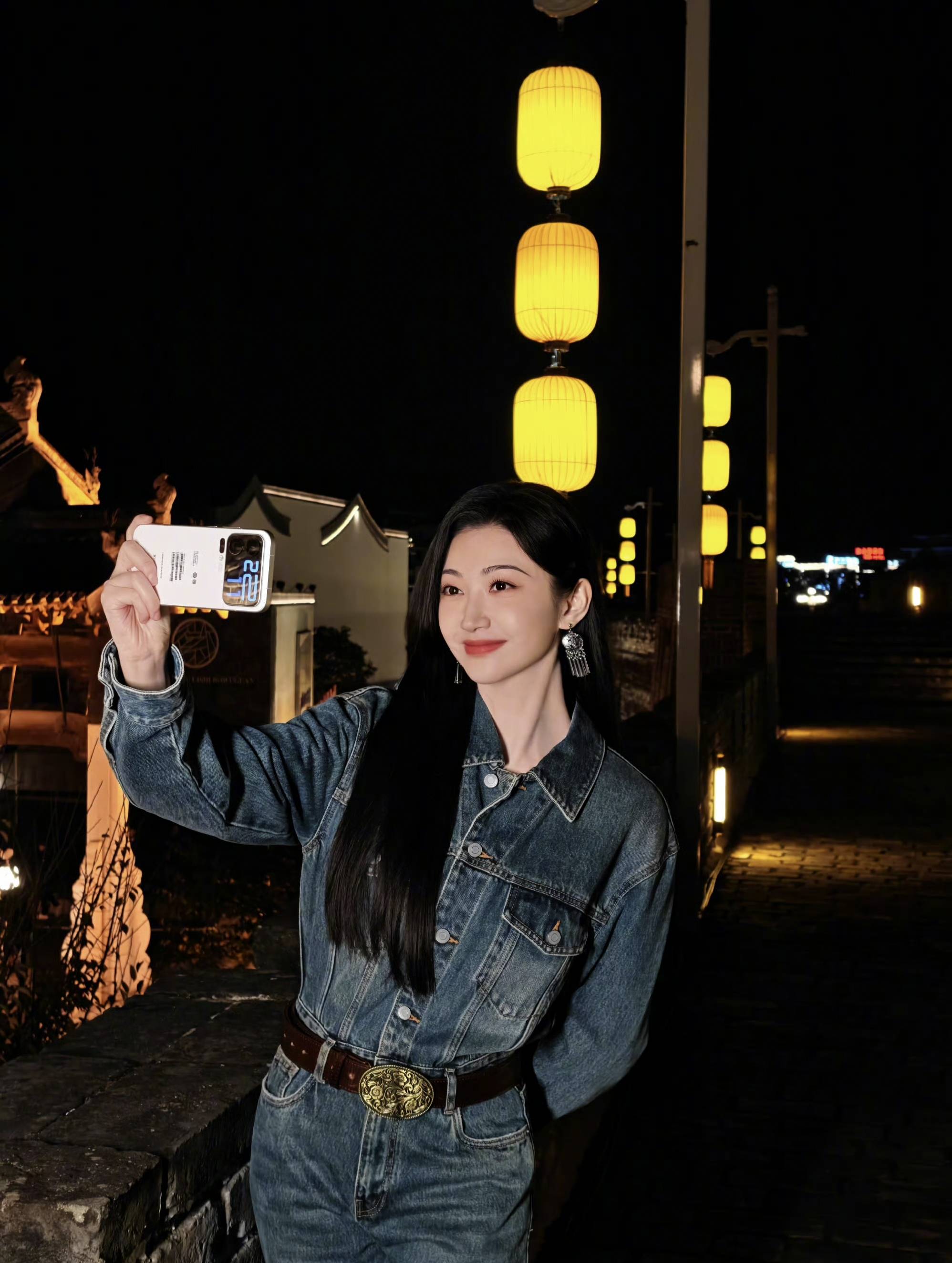 女星景甜与夜晚的美景同框!景美人更美!