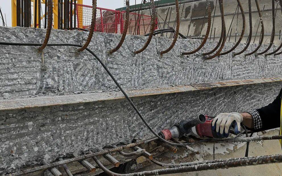 设计想象的凿毛清理:后浇带设置止水钢板,本意为了止水,为何反而渗水?