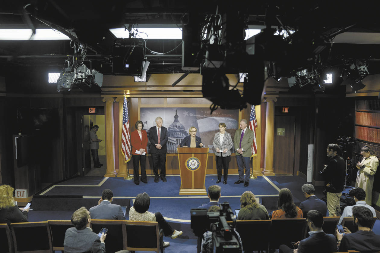 40天混乱造成巨大损失，民主党妥协效果仍难预料，美参院为结束政府停摆深夜投票-华闻时空