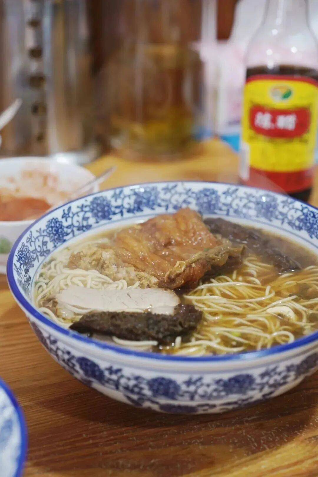 江南烟火气一碗双交面配酥肉爆鱼浇头汤底醇厚鲜美;桂花糖藕定胜糕