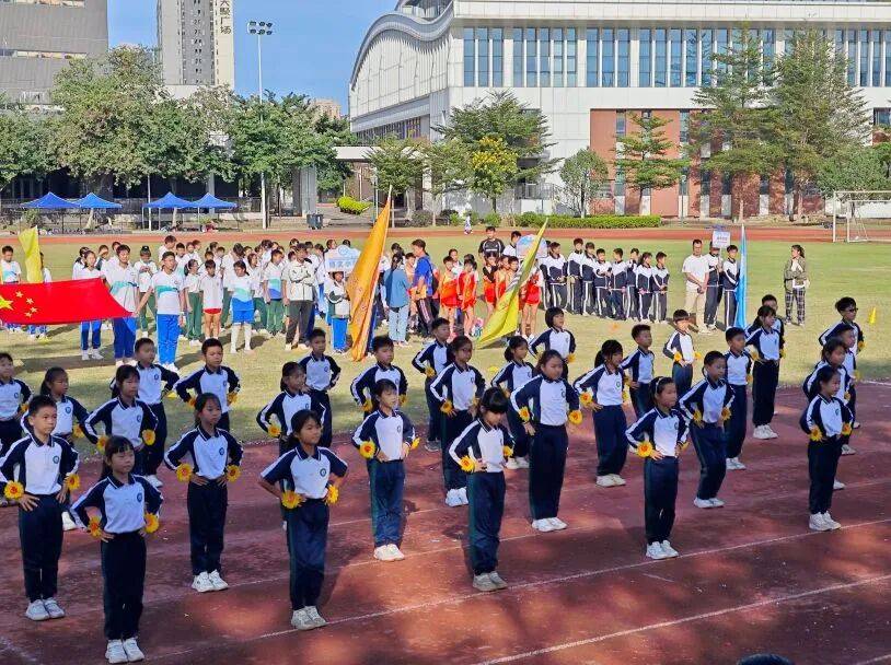 云东海学校将韵律操与《龙的传人》舞蹈结合,展现了学子活力,彰显了