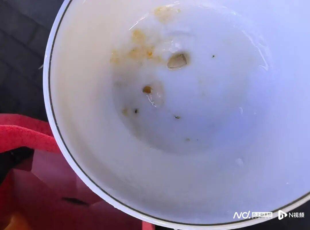 众洗封装碗具有浸泡粉残留?男子在宵夜店用餐后不适送院洗胃(图2)