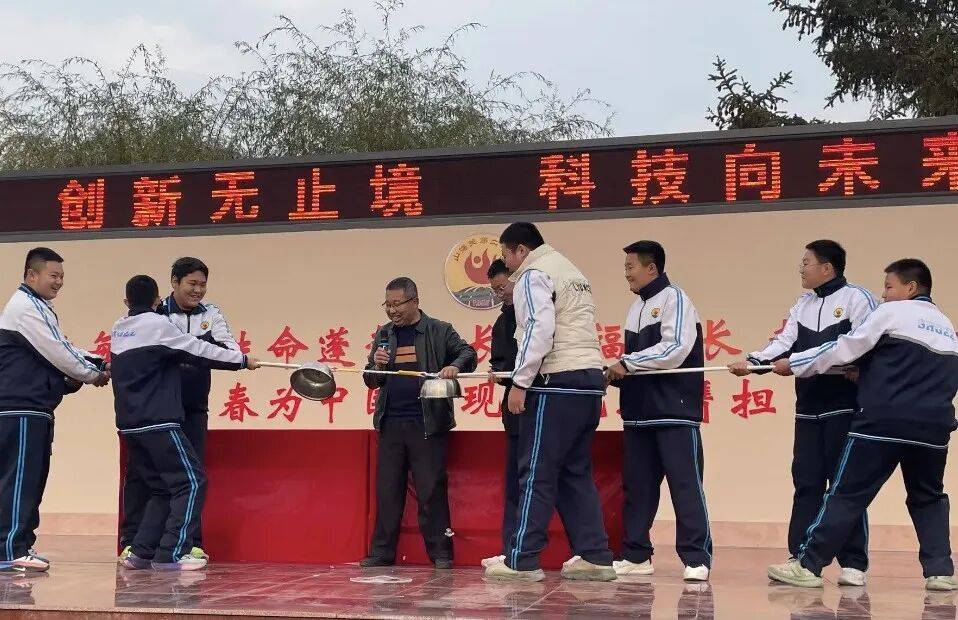 山海关第二中学开展首届科技教育节暨科技创新