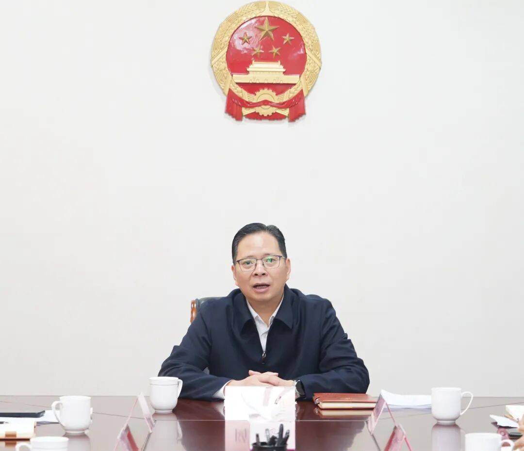 县人大常委会党组理论学习中心组举行“学习贯彻党的二十届四中全会精神”专题学习研讨会