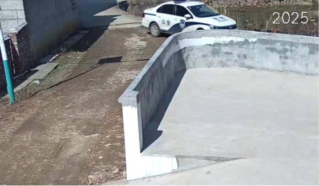 湘潭辅警被举报值班期间私开警车砸毁民宅 警方回应:已辞退(图1)