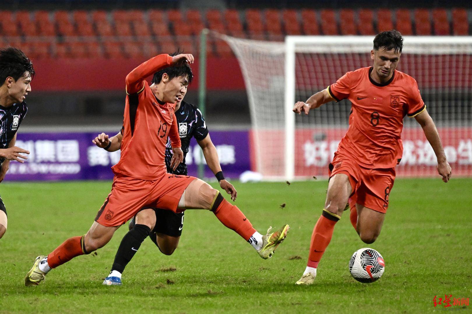 中国U22队2-0战胜韩国队!邵佳一连场督战,徐正源现身