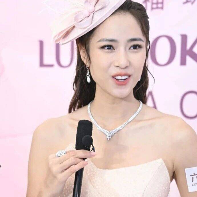 刘颖镟拣台庆战衣︰会性感 拍《飞常日志2》到机场取景捱通宵_活动_婆婆_剧集