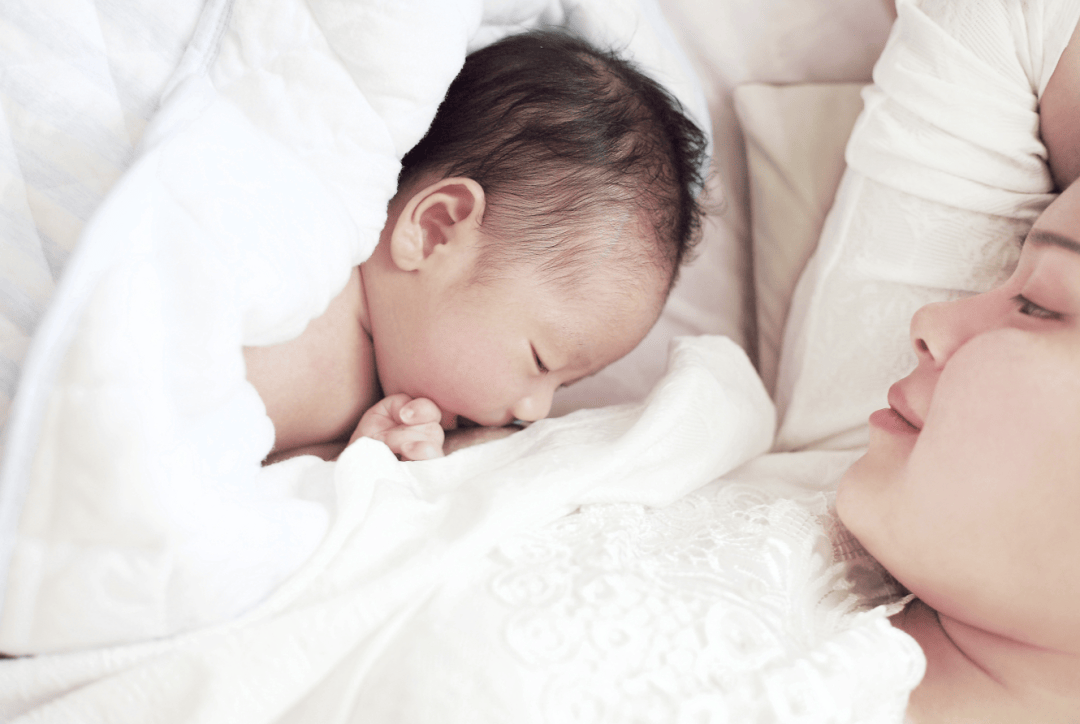 宝宝呛奶时,这个动作有窒息风险!正确做法是……