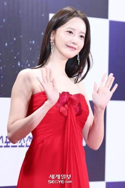 顶级女团爱豆青龙电影节“翻车”造型,韩网友:她明明那么漂亮 插图1 顶级女团爱豆青龙电影节“翻车”造型,韩网友:她明明那么漂亮 插图1