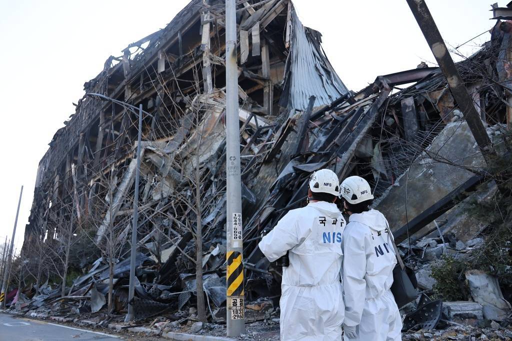 第1现场｜亚洲规模最大时尚物流中心火灾烧了60小时