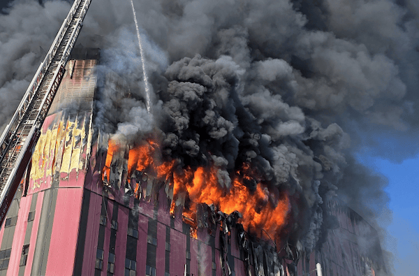 第1现场｜亚洲规模最大时尚物流中心火灾烧了60小时