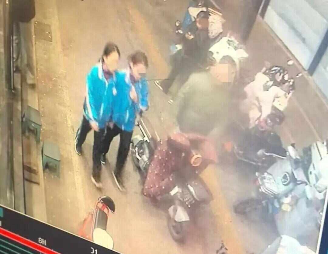 12岁双胞胎姐妹失联，家属：因玩手机说了她们几句，担心孩子被陌生人带走！警方正全力寻人