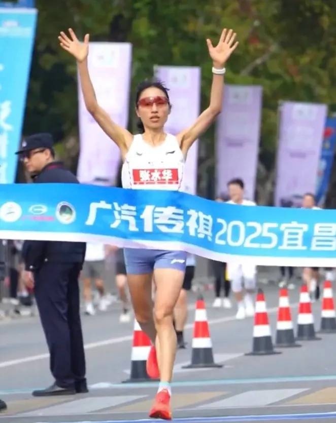 “最快女护士”张水华复出后再夺全马冠军,打破赛会纪录,成绩远超国际健将水平