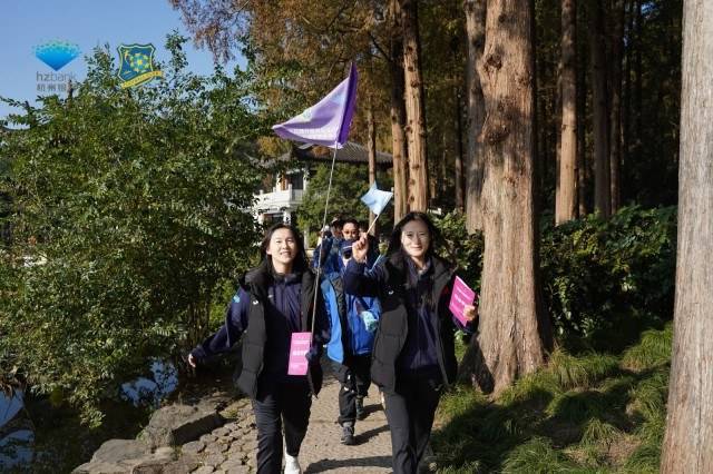 当冬日西湖遇上铿锵玫瑰，浙江杭州银行女足举行走读西湖徒步活动