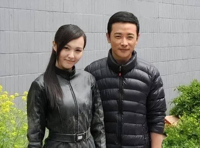 不装了!唐嫣在罗晋父亲葬礼上的3个细节,透露俩人如今真实状况