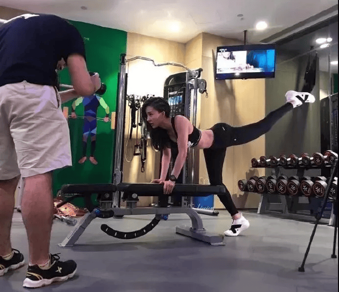 中国·必威杨颖的脸＋林志玲的身材连男人装都挡不住她的魅力