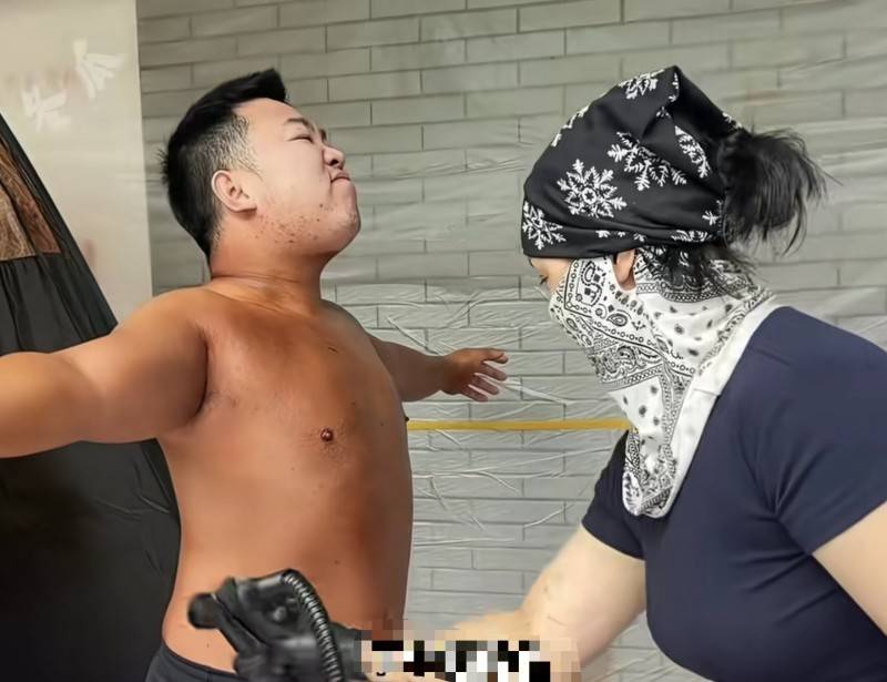 重庆一高校内举办健美比赛惊现“小胖子”，网友：为了学分这么拼？主办方回应