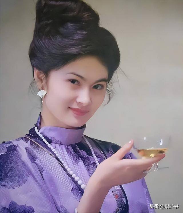 她80年代火遍全国，风光嫁给军委副主席儿子，离婚后却靠卖画谋生