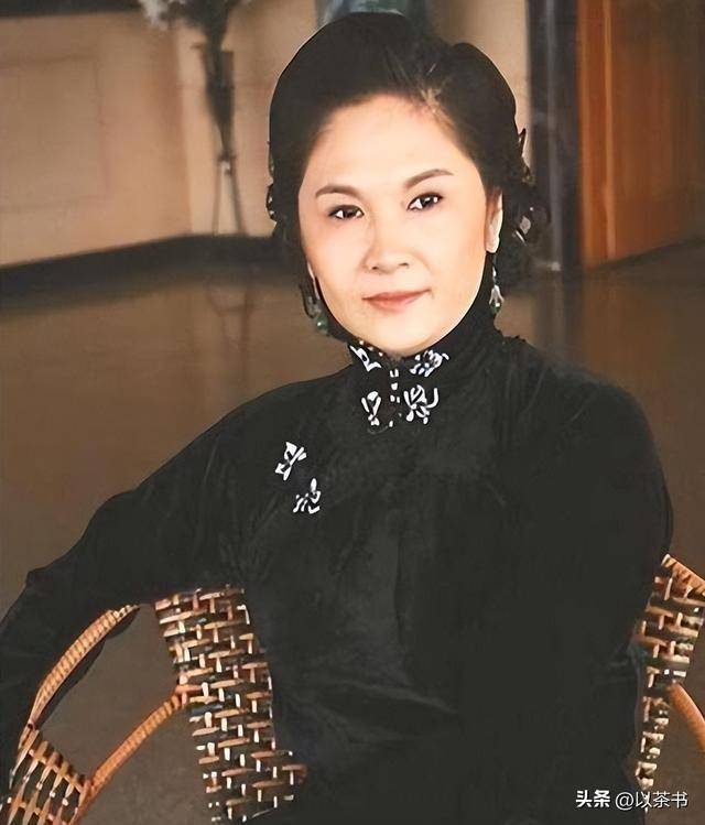 她80年代火遍全国，风光嫁给军委副主席儿子，离婚后却靠卖画谋生
