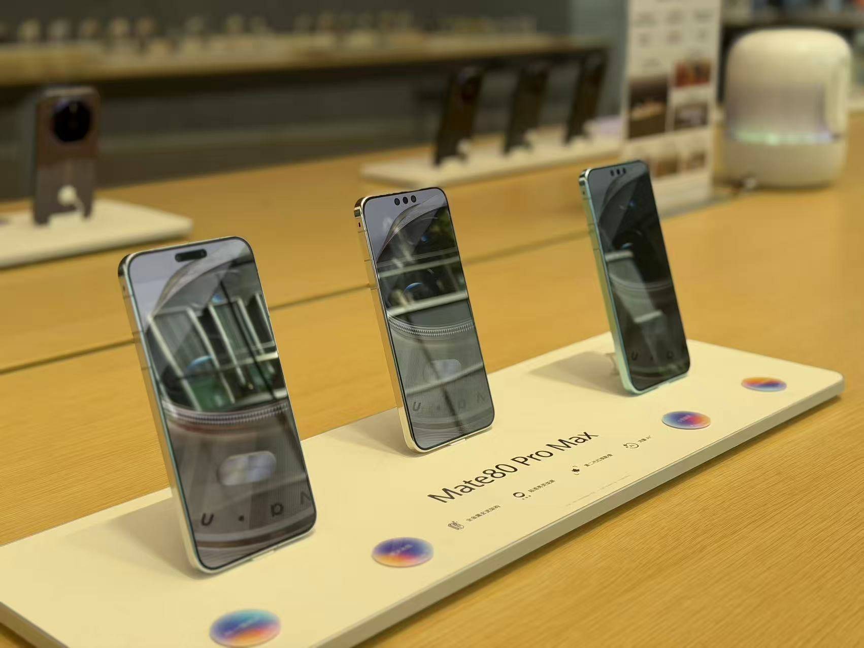 直击华为Mate 80系列开售首日：排队热，Pro Max版本最受欢迎