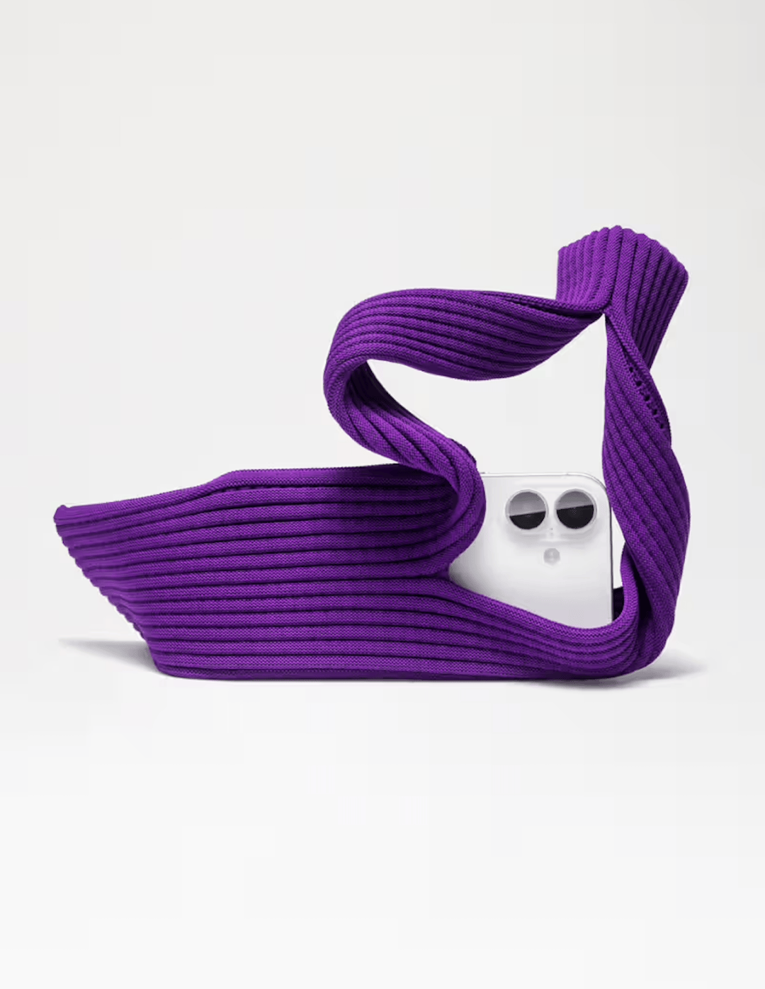 苹果推出1899元的装手机布兜,硬件卷不动只想躺赢?