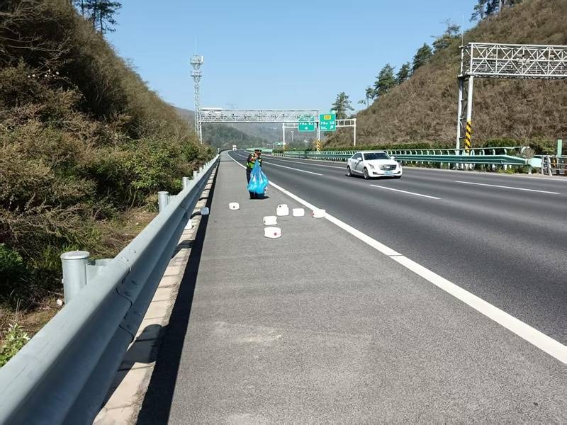 高速巡查遇医疗废物险情 交通执法高效处置除隐患