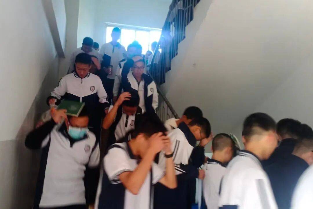 市七中开展宿舍防震减灾应急疏散演练活动