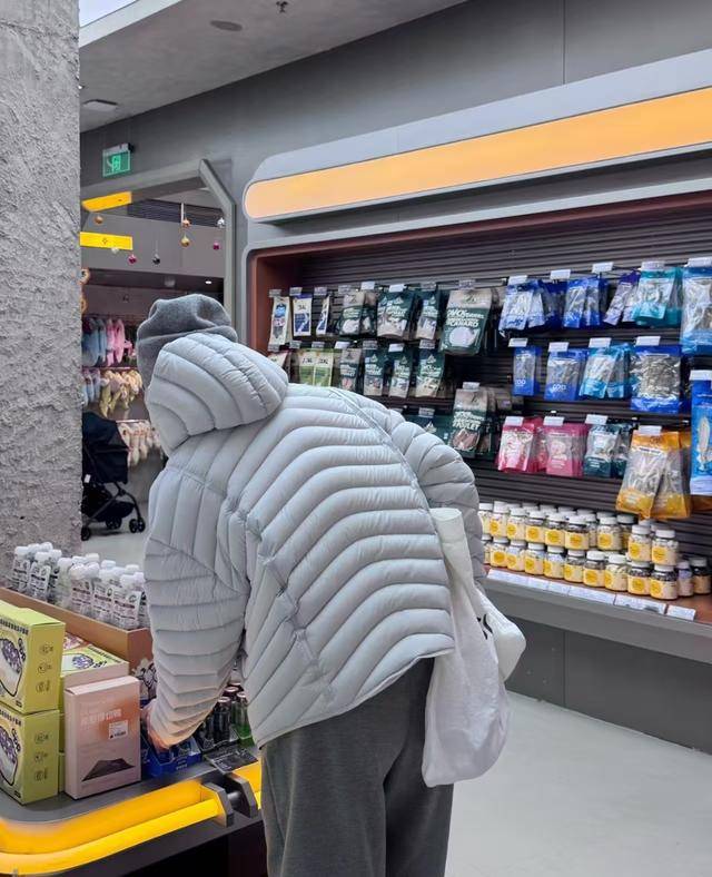 河南遇上最热11月，羽绒服卖不动？银基老板：“排骨款”成顶流，期待寒潮到来