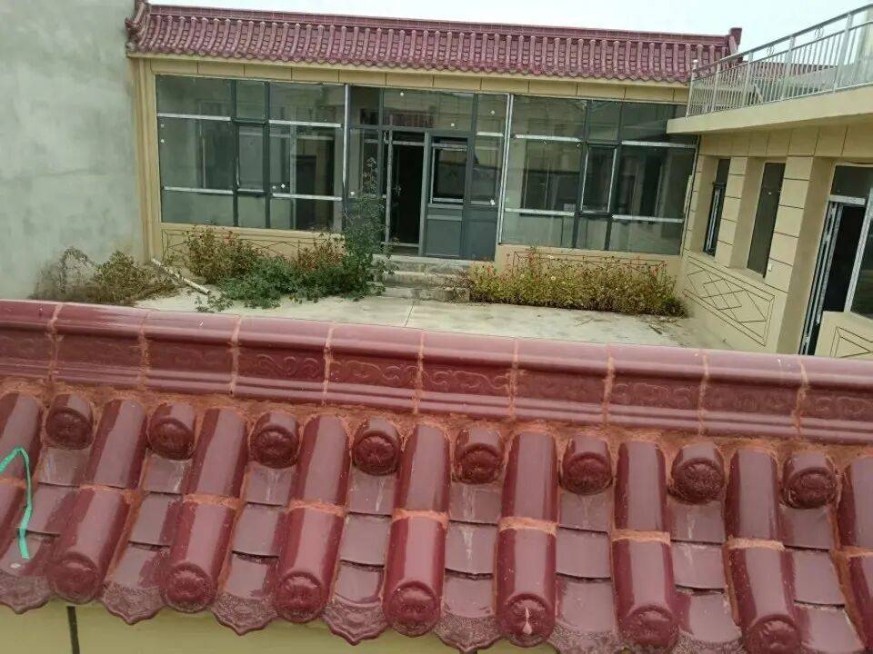 多位村民举报镇政府工作人员倒卖安置房卷走上百万元，当地：系个人行为，涉嫌诈骗已被刑拘，建议村民通过刑事追赃、民事诉讼追损