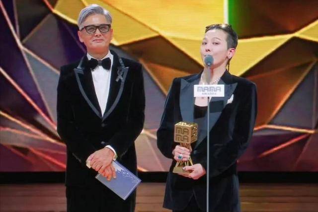 周润发没想到，叶倩文香港火灾后的一个举动，将他最后的体面撕碎