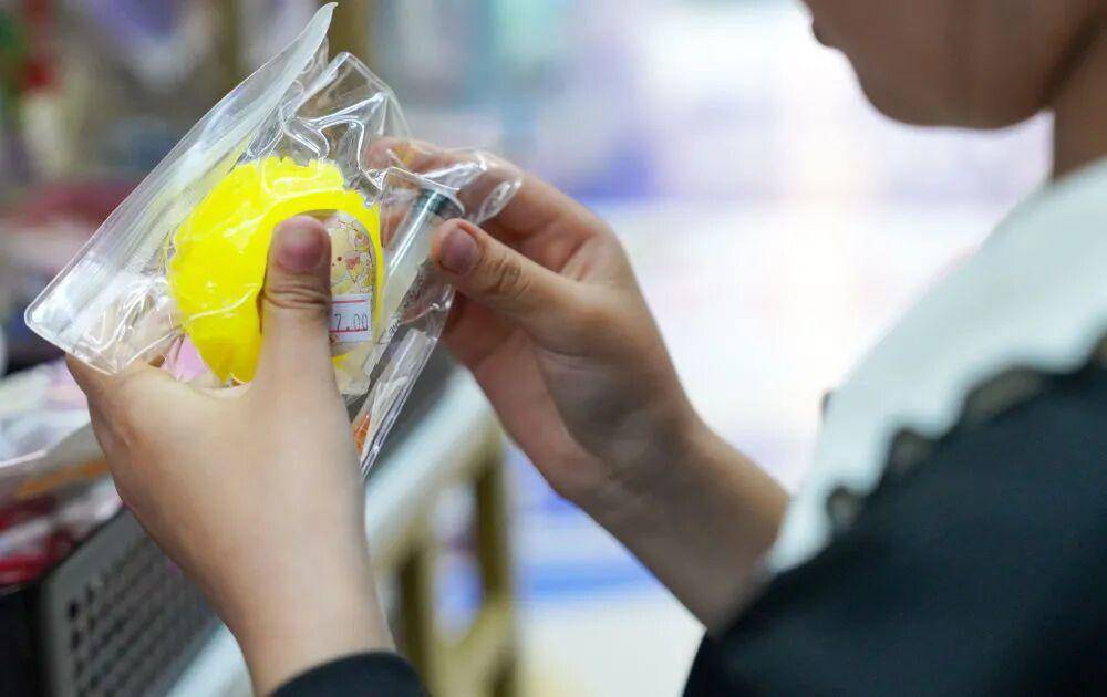 风靡校园的“捏捏”玩具安全吗? 风靡校园的“捏捏”玩具安全吗?