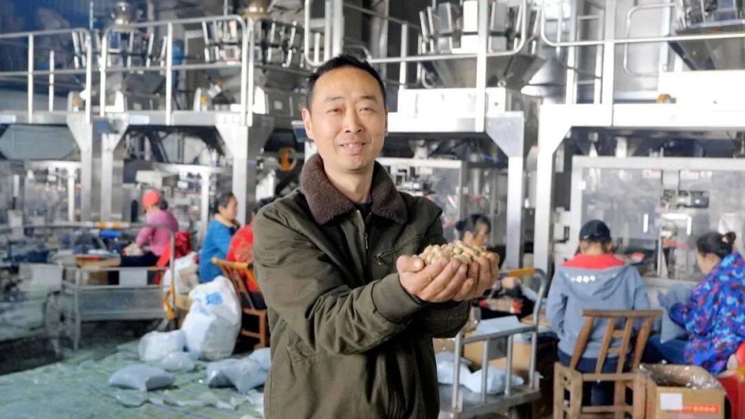 他在村里炒花生,一年卖出8000万元!_黄文乔_荆州市_柴火
