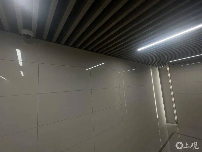 “我的隐私彻底没了”！上海有小区业主公共区域加装“私家监控”，邻居：一家人日常行踪被全程记录